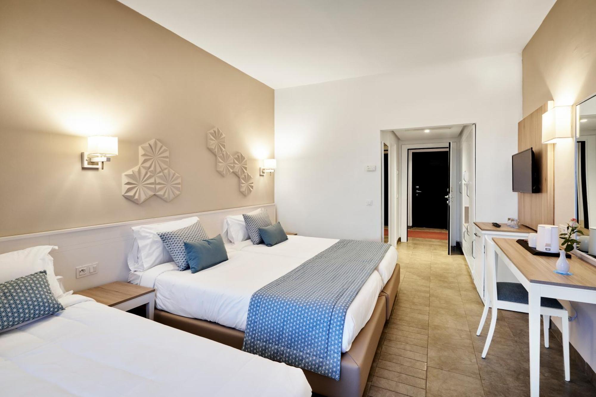 Habitación Triple con vistas al mar (2 adultos + 1 niño)